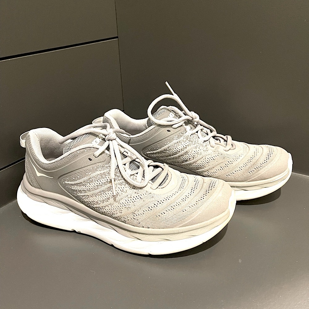 HOKA ONE ONE | Men’s Akasa in Frost Grey/Silver Sconce | US 9.5